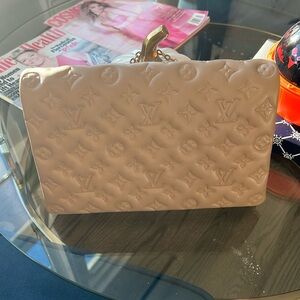 Coussins in good condition.